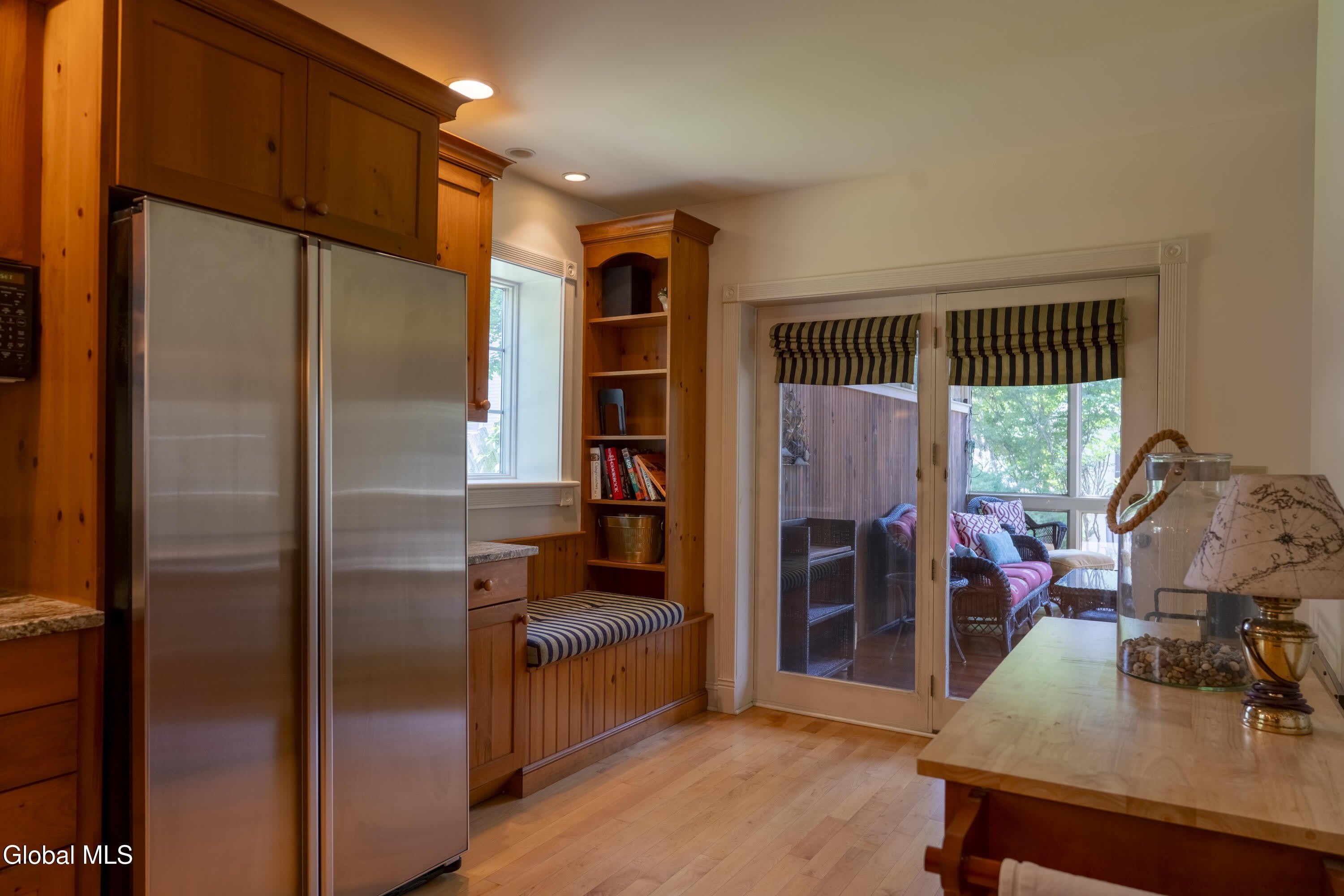 569 N Broadway – photo 5