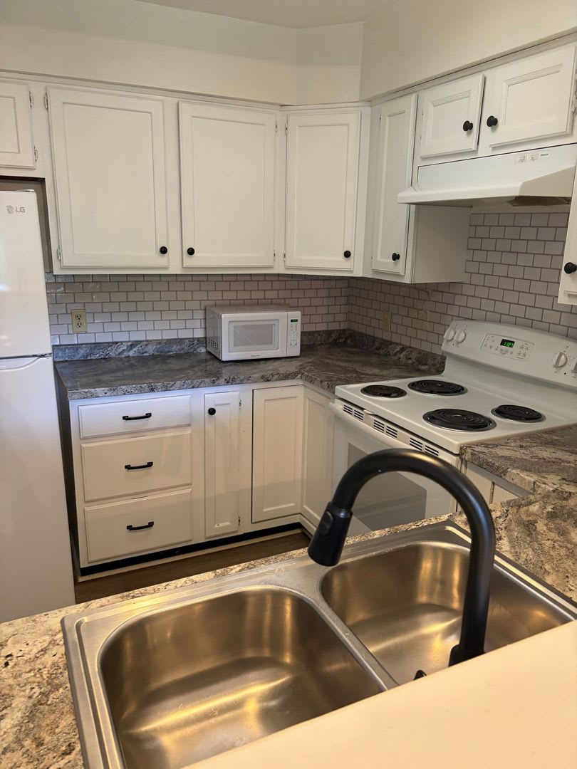 Prime low maintenance Williamsburg rental location! – photo 2