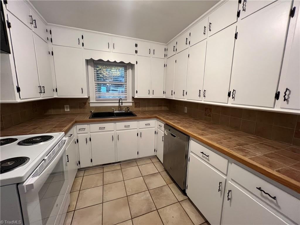 1184 Lamont Drive – photo 2