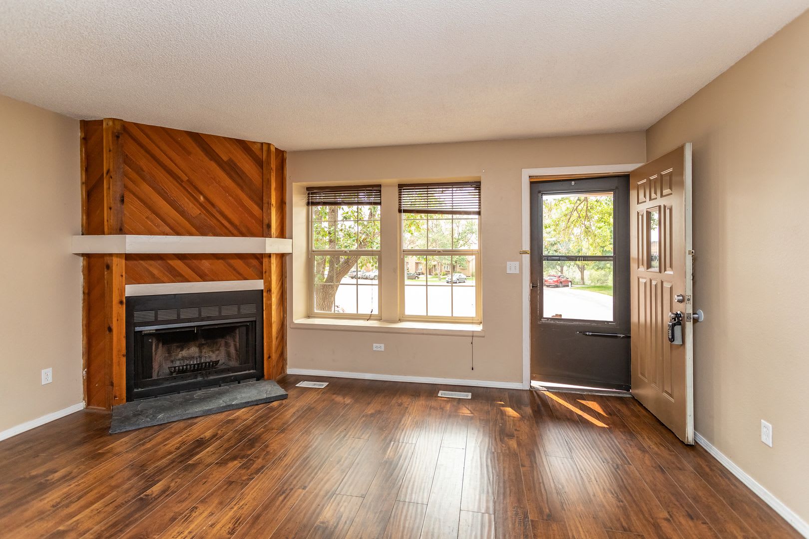Charming 2 BR/2BA Townhome in Prime Rockrimmon Location! – photo 2