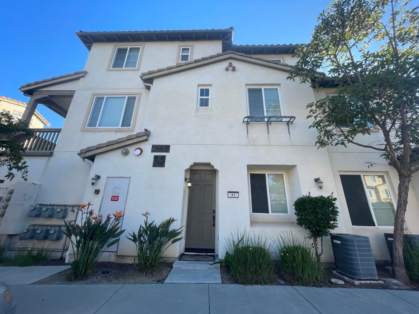 Tri Level Townhouse In The Heart Of Chula Vista – photo 1