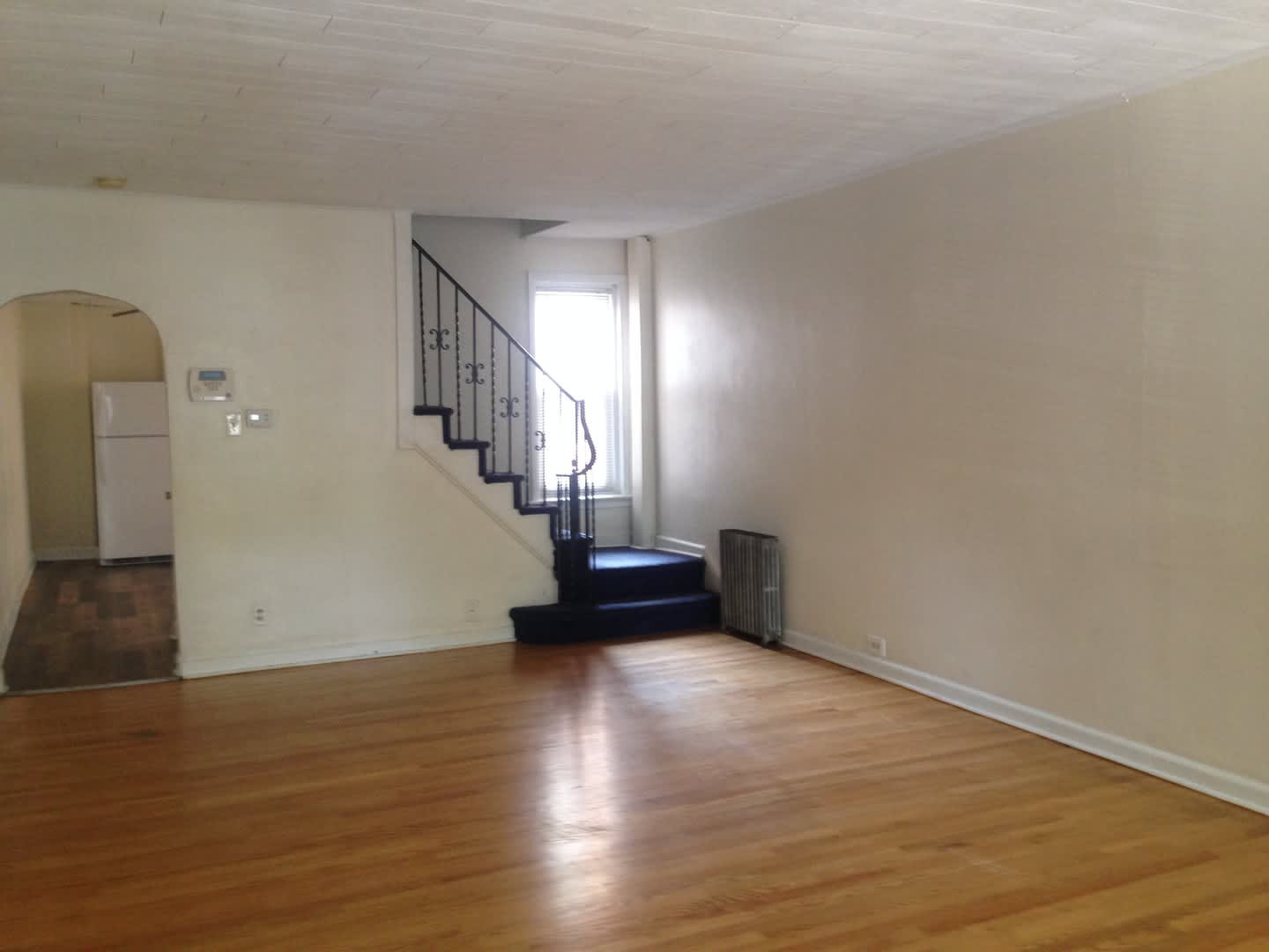 Great Home! 4 Bedroom House with Spacious Living Area! Full Basement for Storage! W/D Hook-ups! Yard! – photo 2