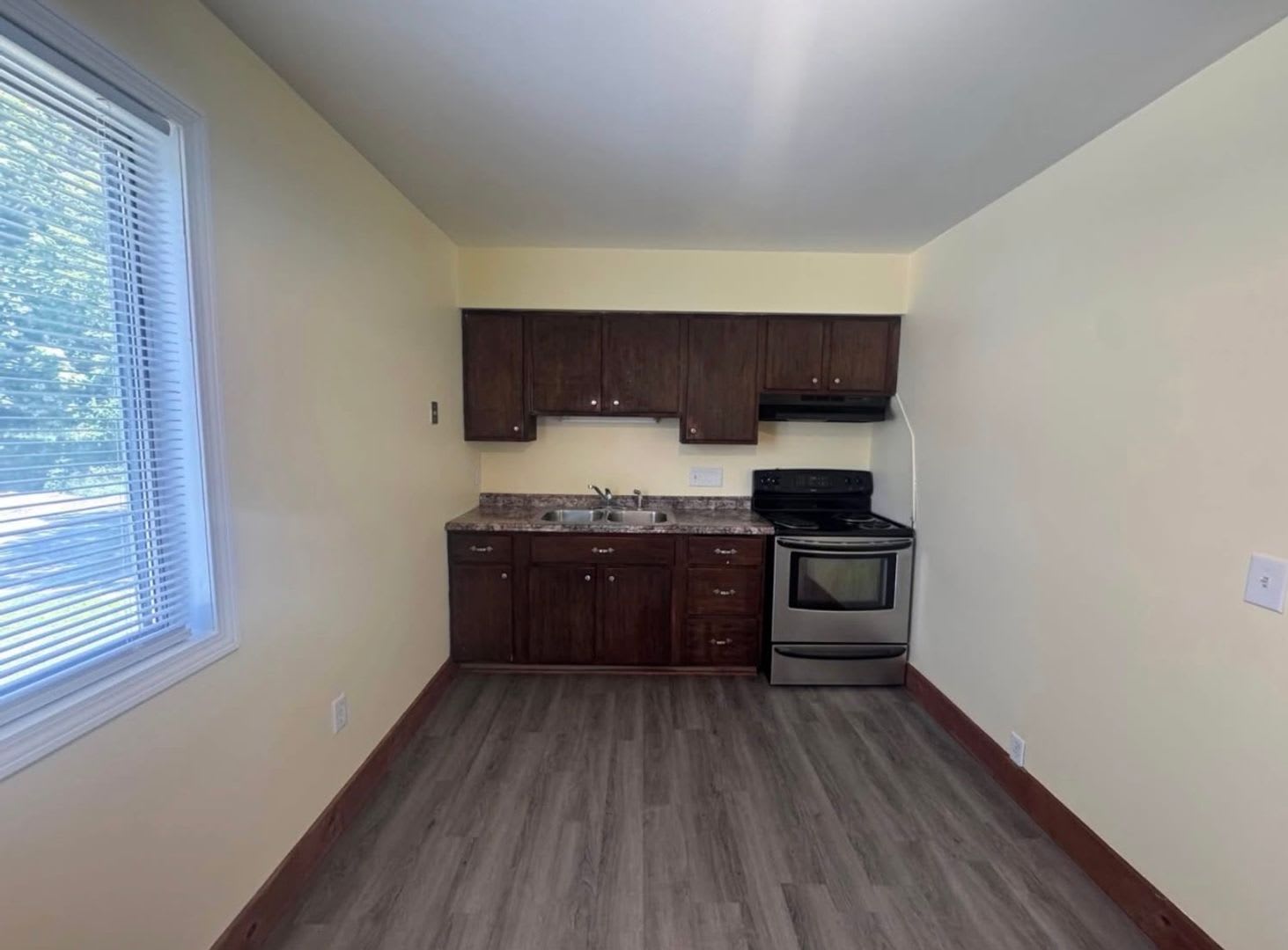 1027-1029 Elwood st – photo 3