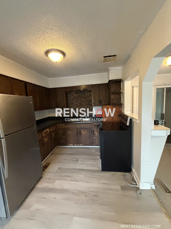 450 Bedwell St – photo 5