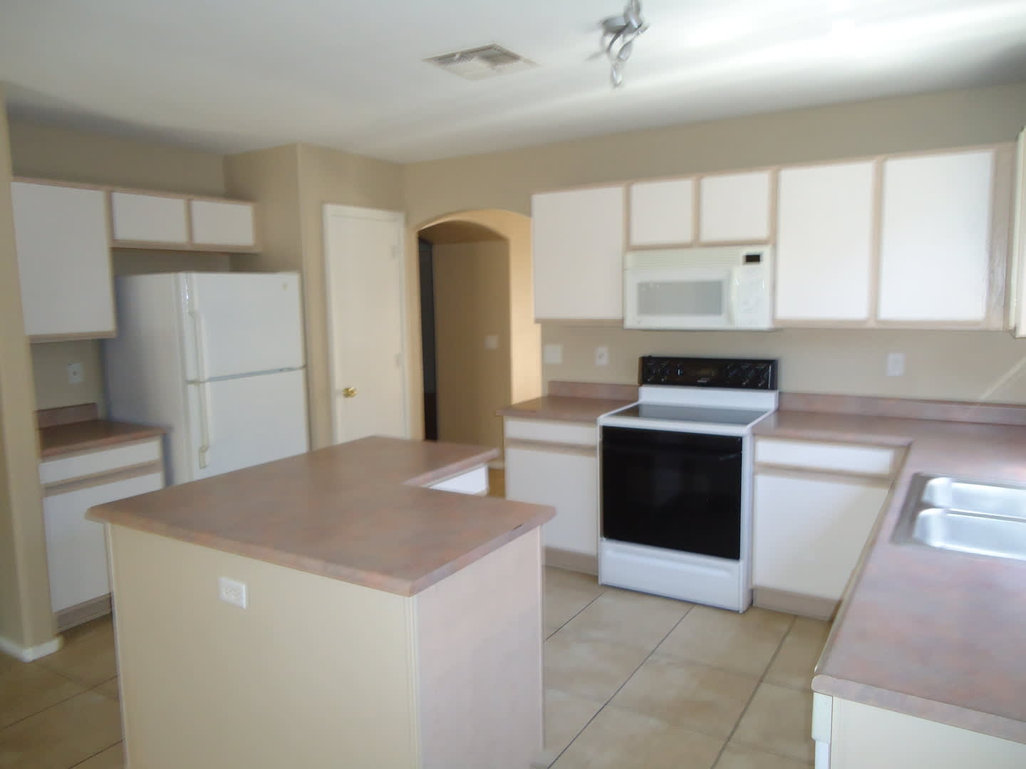 3 Bedroom 2 Bath- All tile- El Mirage – photo 4