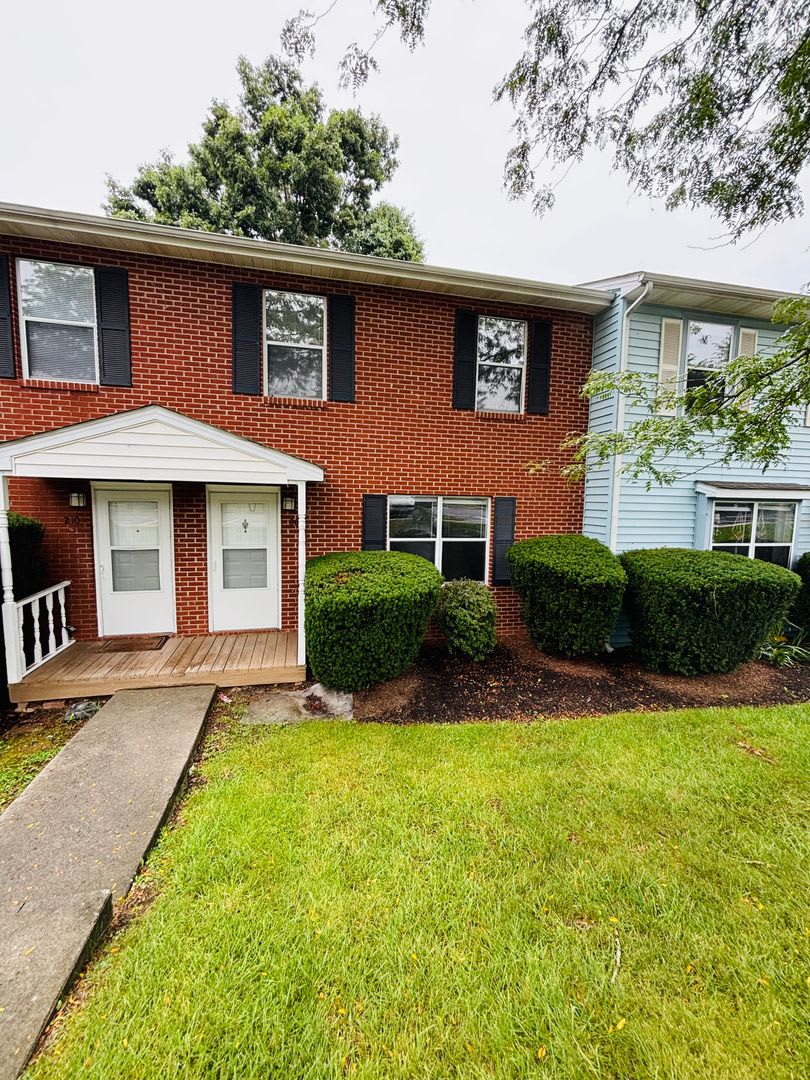 4 Bedroom 2.5 Bath Townhouse – photo 1