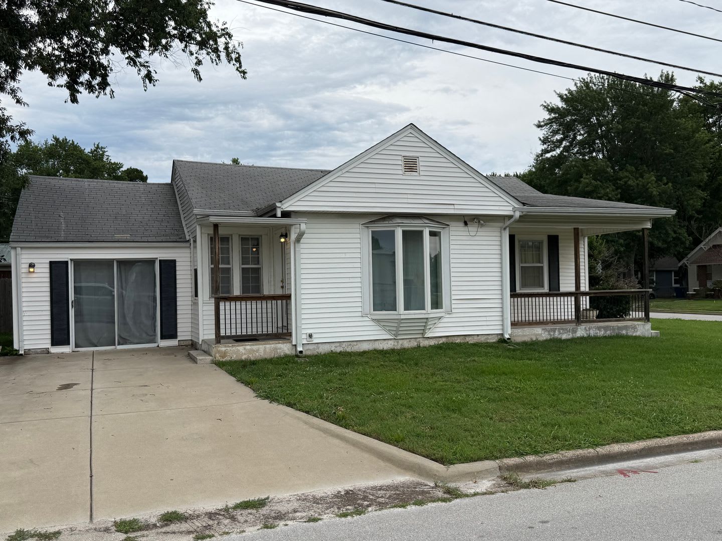 Charming 2 bedroom 1 bath home on large corner lot in desirable part of Springfield – photo 2