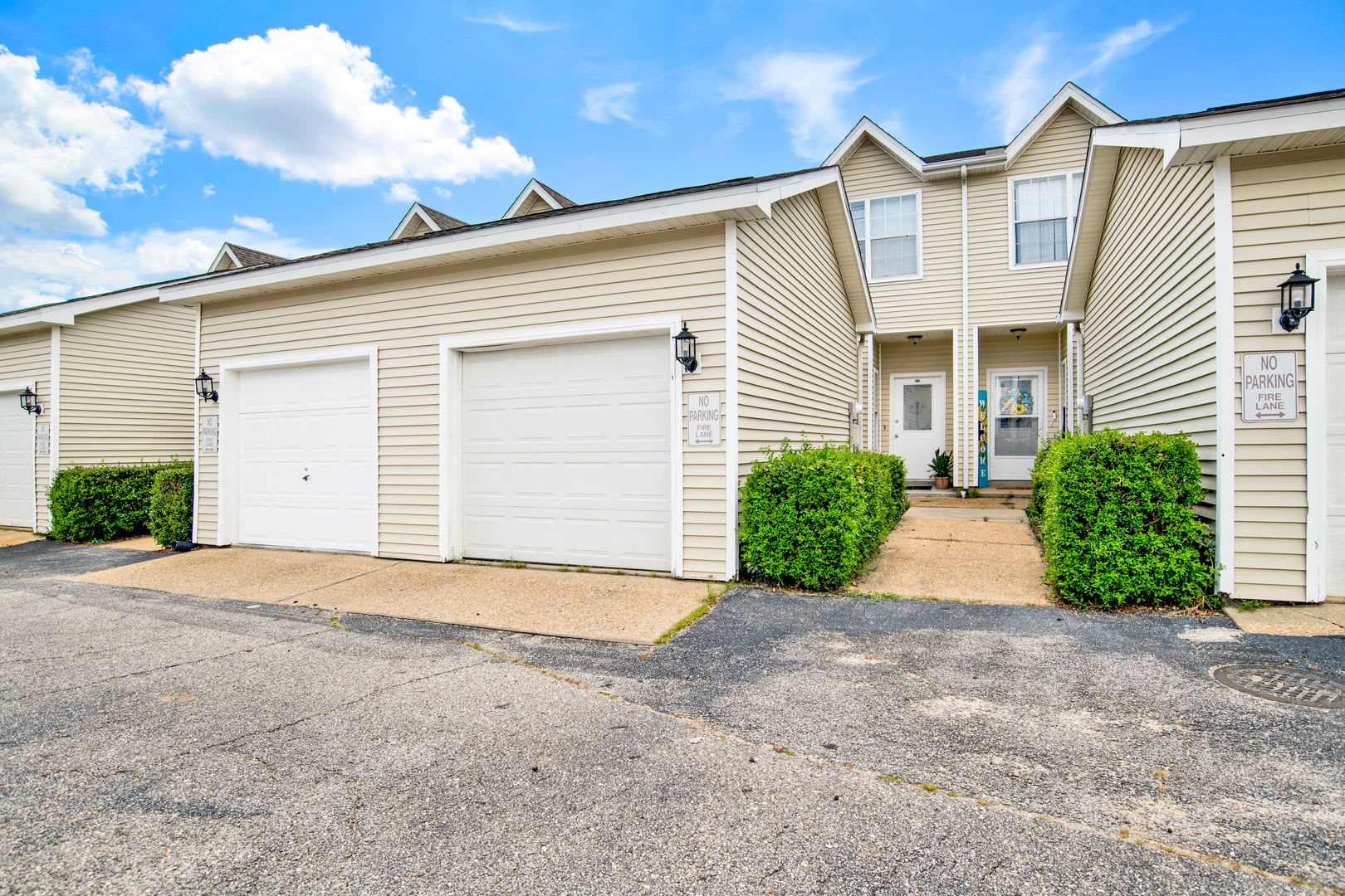 Spacious 2 Bed 2 5 Bath Townhome In Pool Condo Complex – photo 1