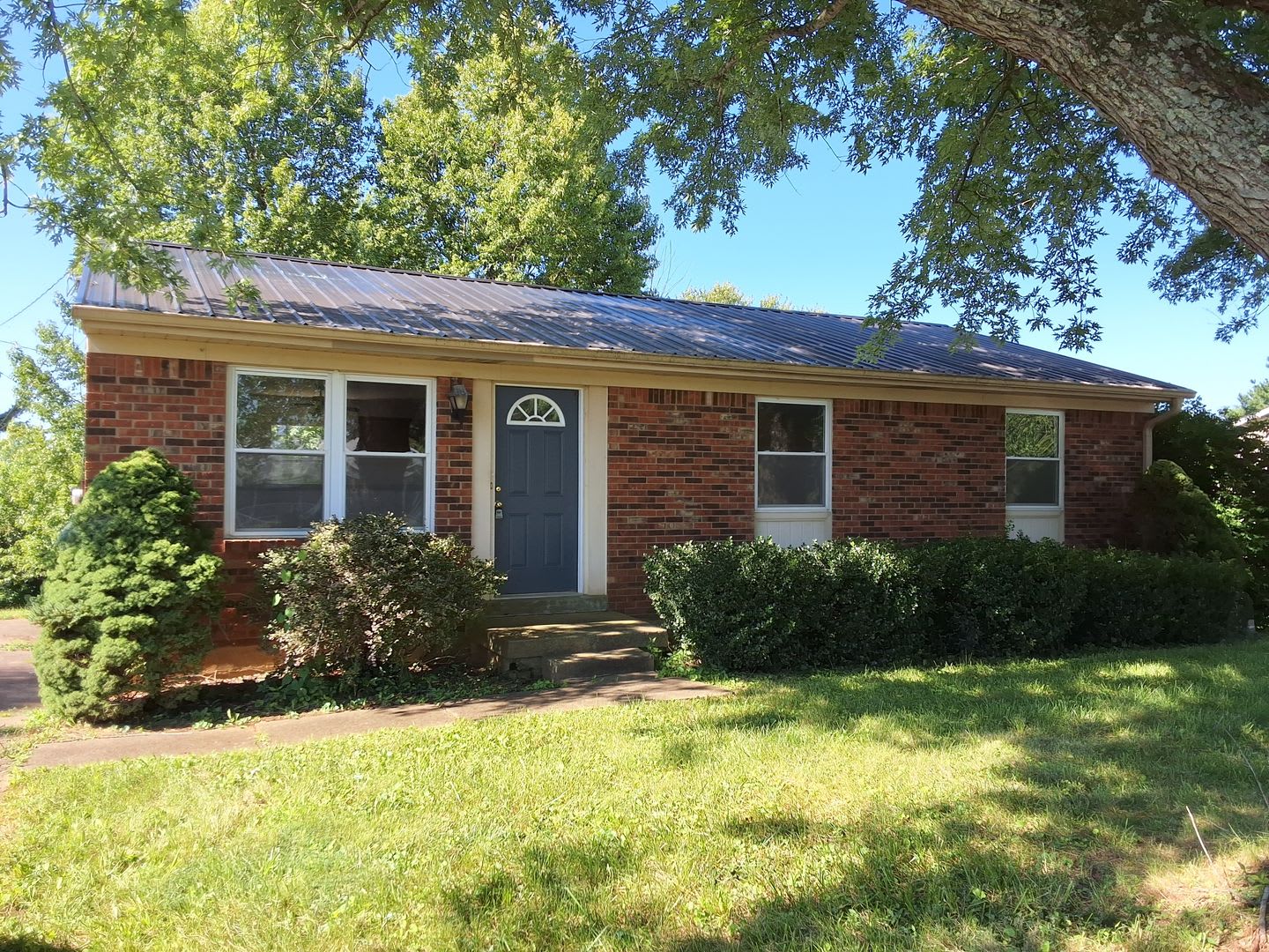 Cozy 3 Bed, 1 Bath House Located in Vine Grove – photo 1