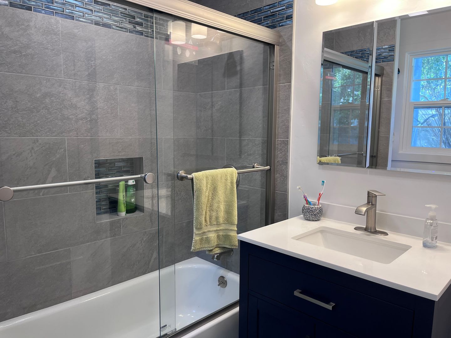 Fully Furnished- 2 bedroom/ 2 bathroom in Seacliff neighborhood walking distance to the beach – photo 2