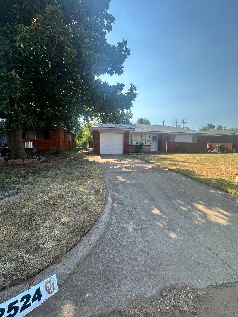 3 bed, 1 bath, 1 car garage – photo 3