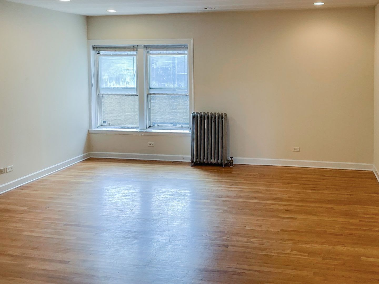 3922 North Pine Grove Avenue – photo 2