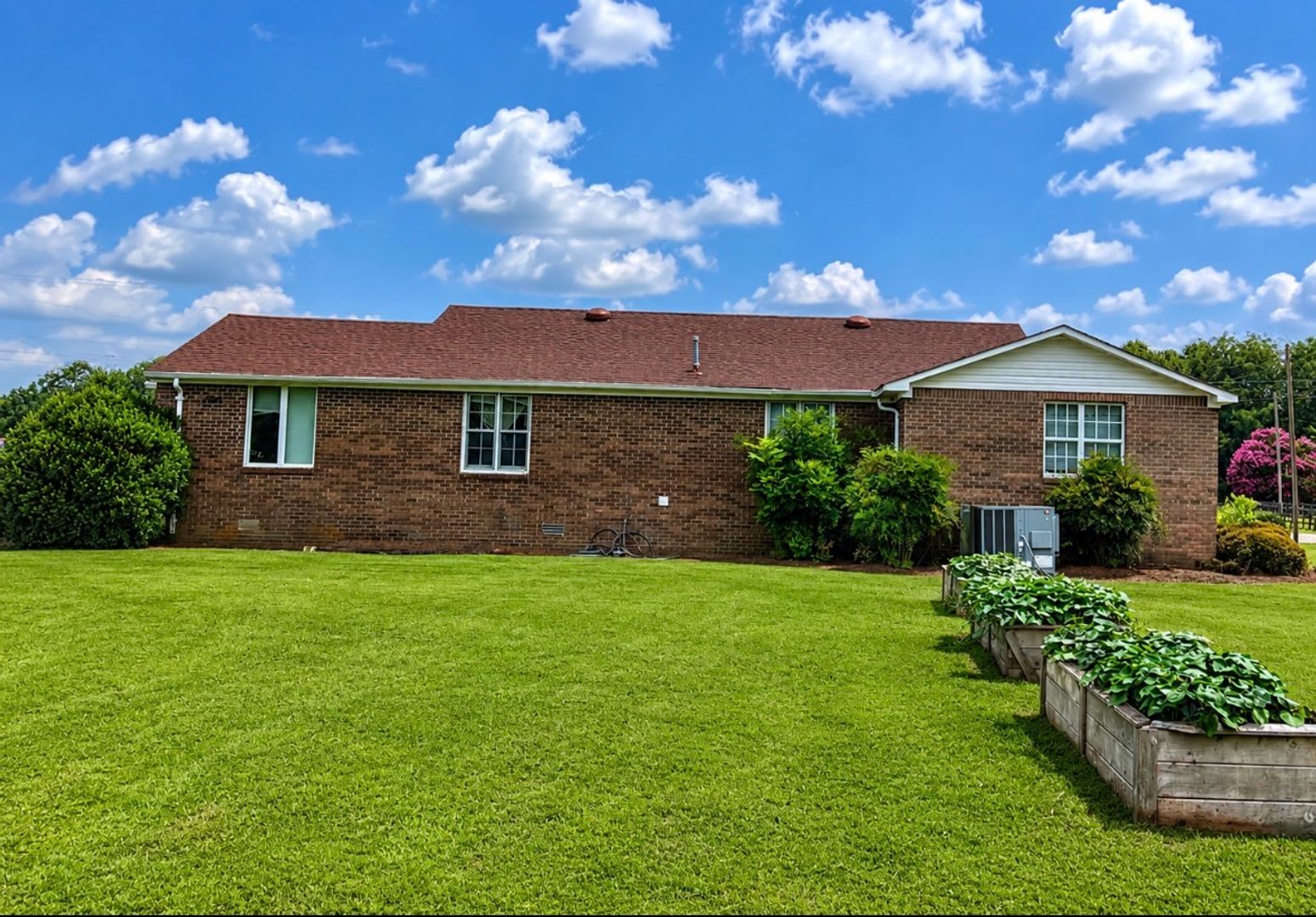 4 Bedroom, 2 Bath – photo 2