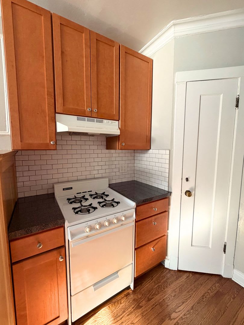 Edgewater Studio with Heat & Cooking Gas Included ~ No Security Deposit ~ Cat Friendly! – photo 3