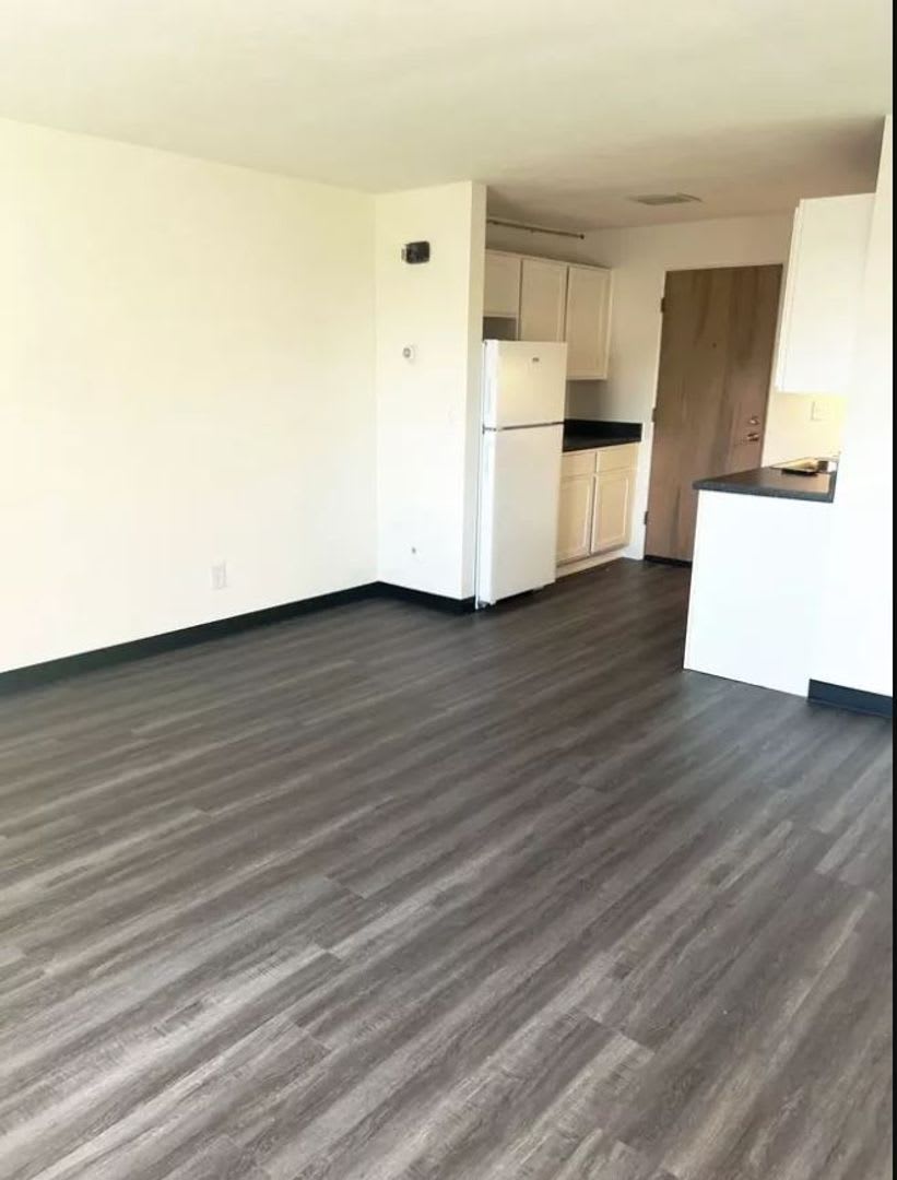 502 E Main St – photo 4