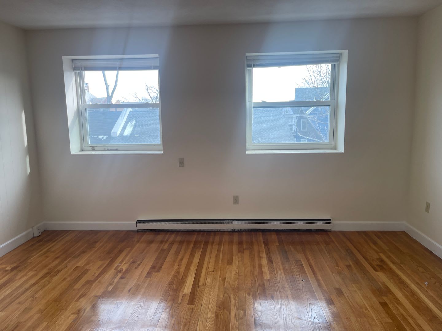 FREE MONTH Spacious Sunny 1 School building Conversion Utilities included NO Fee Students ok 1 Free month – photo 5