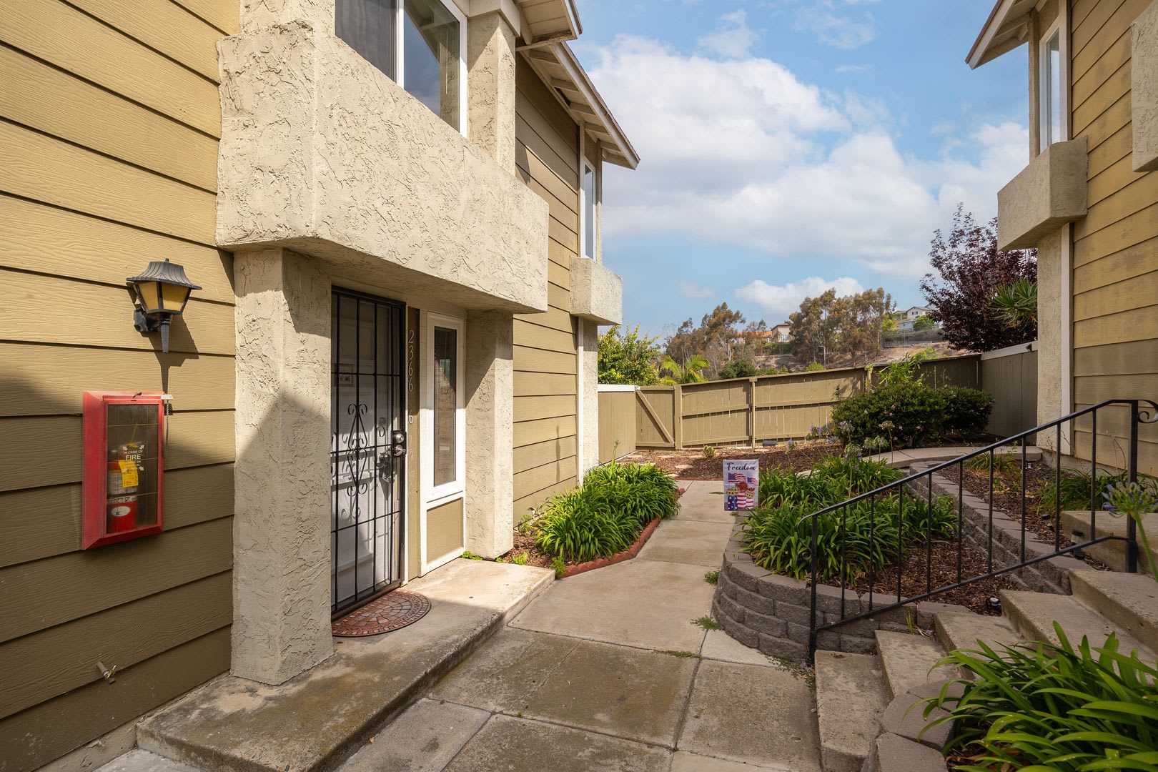 Fully Renovated 3-Bedroom Home in the South Bay Townhomes Community! – photo 2