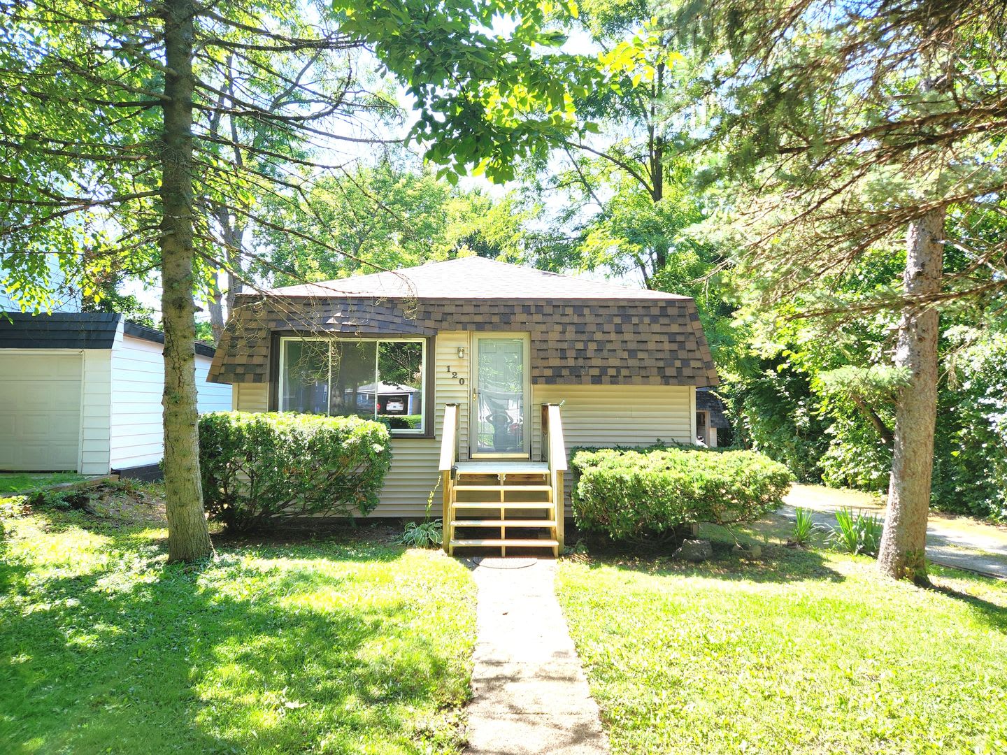 Spacious 2 Bedroom Home W 2 5 Car Garage Westmont – photo 1
