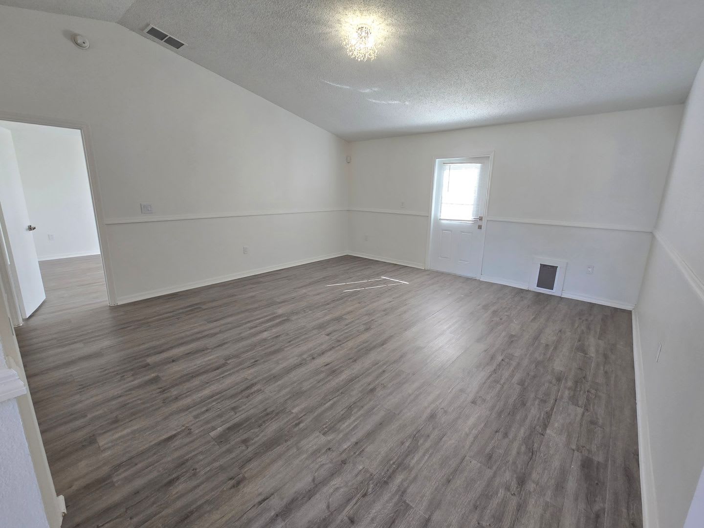 Spacious 3-Bedroom Home with Private Fenced Yard & Desirable Split Floor Plan – photo 5