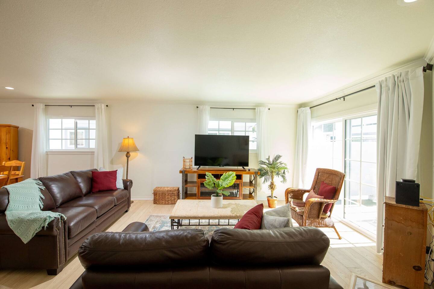 7310 Balboa Blvd – photo 2