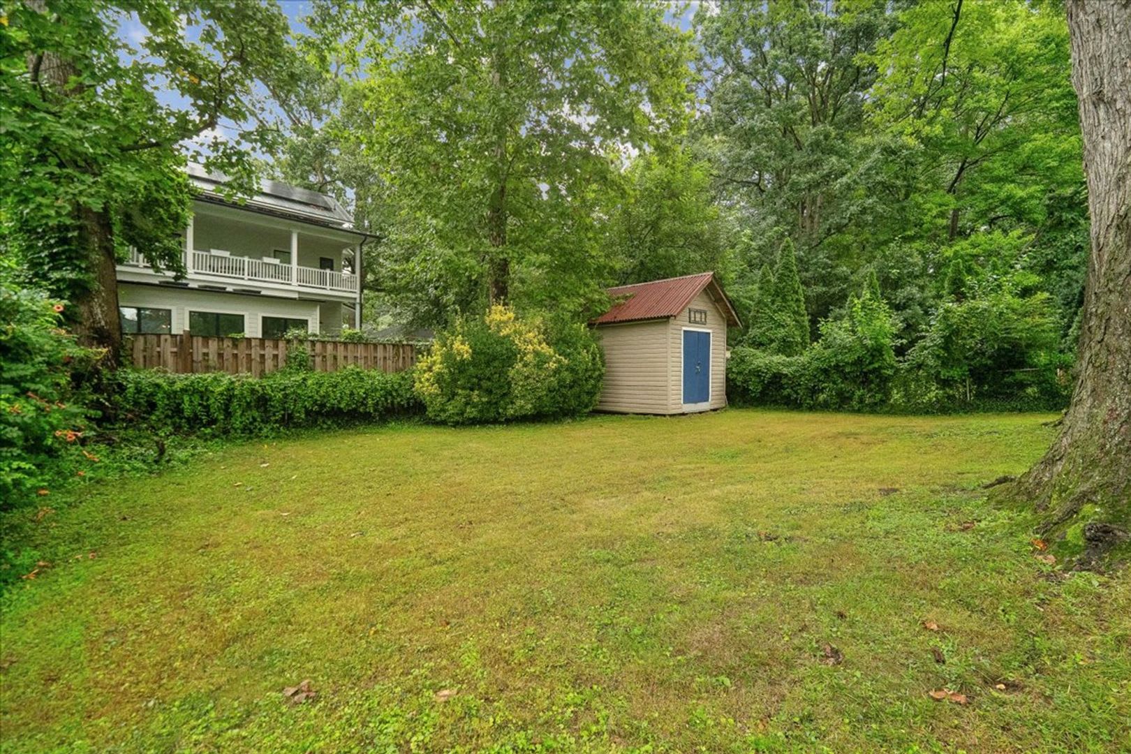 Beautifully updated 4 BE Bungalow in Kensington, awesome deck overlooking large backyard! – photo 3