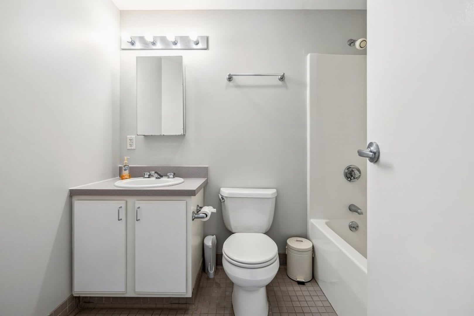 Charming 2 Bedroom-No Broker Fee – photo 5