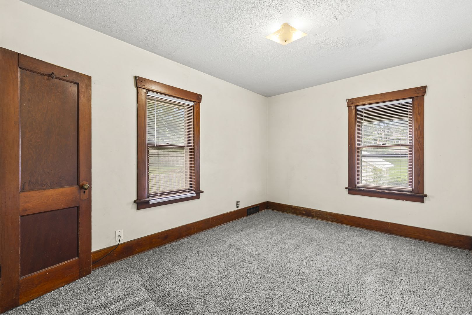 Updated 3-Bedroom House with Yard – photo 4