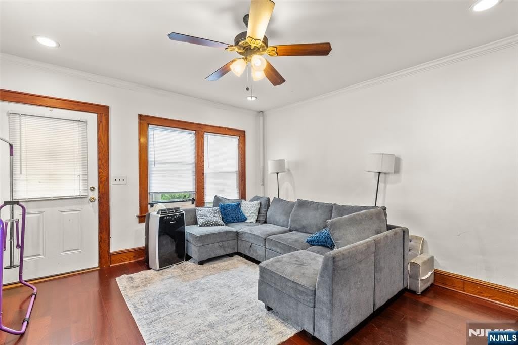 139 Van Avenue – photo 4