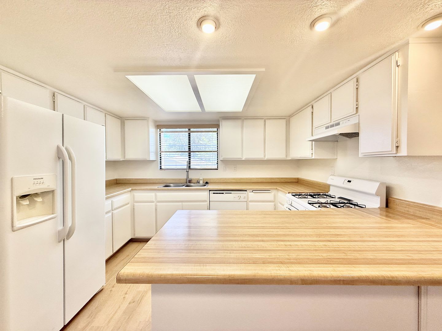 Available Now 3 Bedroom 2 Bathroom Upper Level Apartment In Palm Desert – photo 4