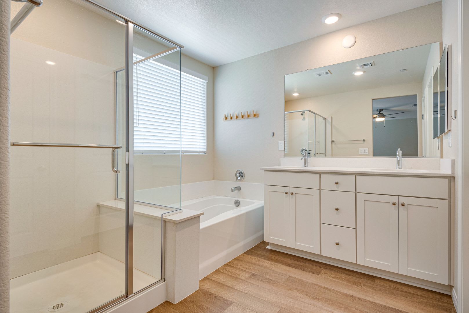 Beautiful 4-bedroom, 3-bath single-family home located in a gated community – photo 3