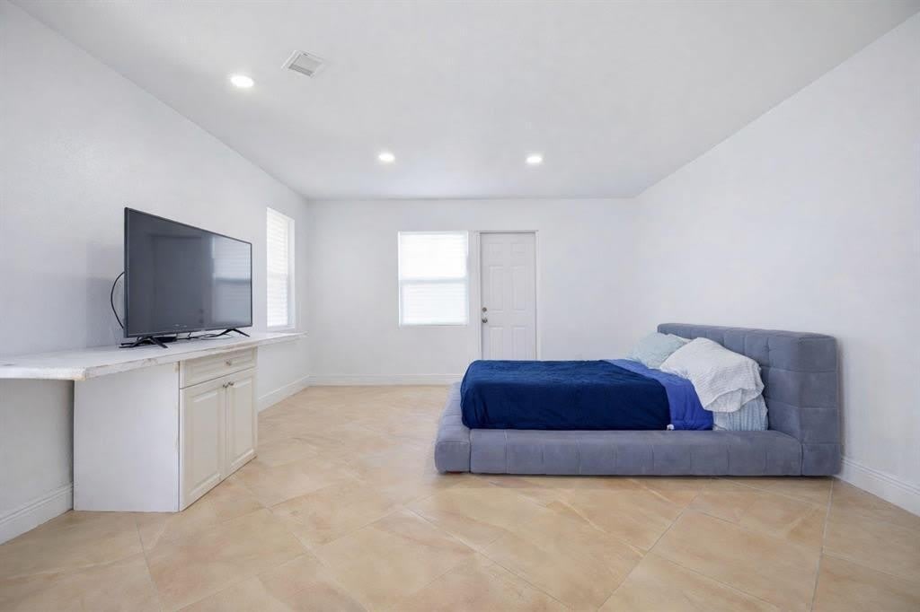1517 NE 53RD Court – photo 3