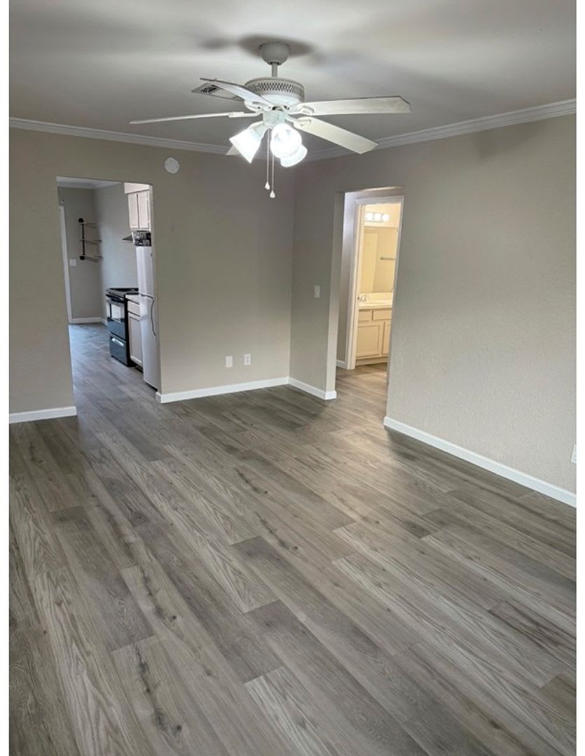 New Remodeled 2 Bedroom 1 Bath Unit With Private Patio And Full Size Washer And Dryer Hookups – photo 2