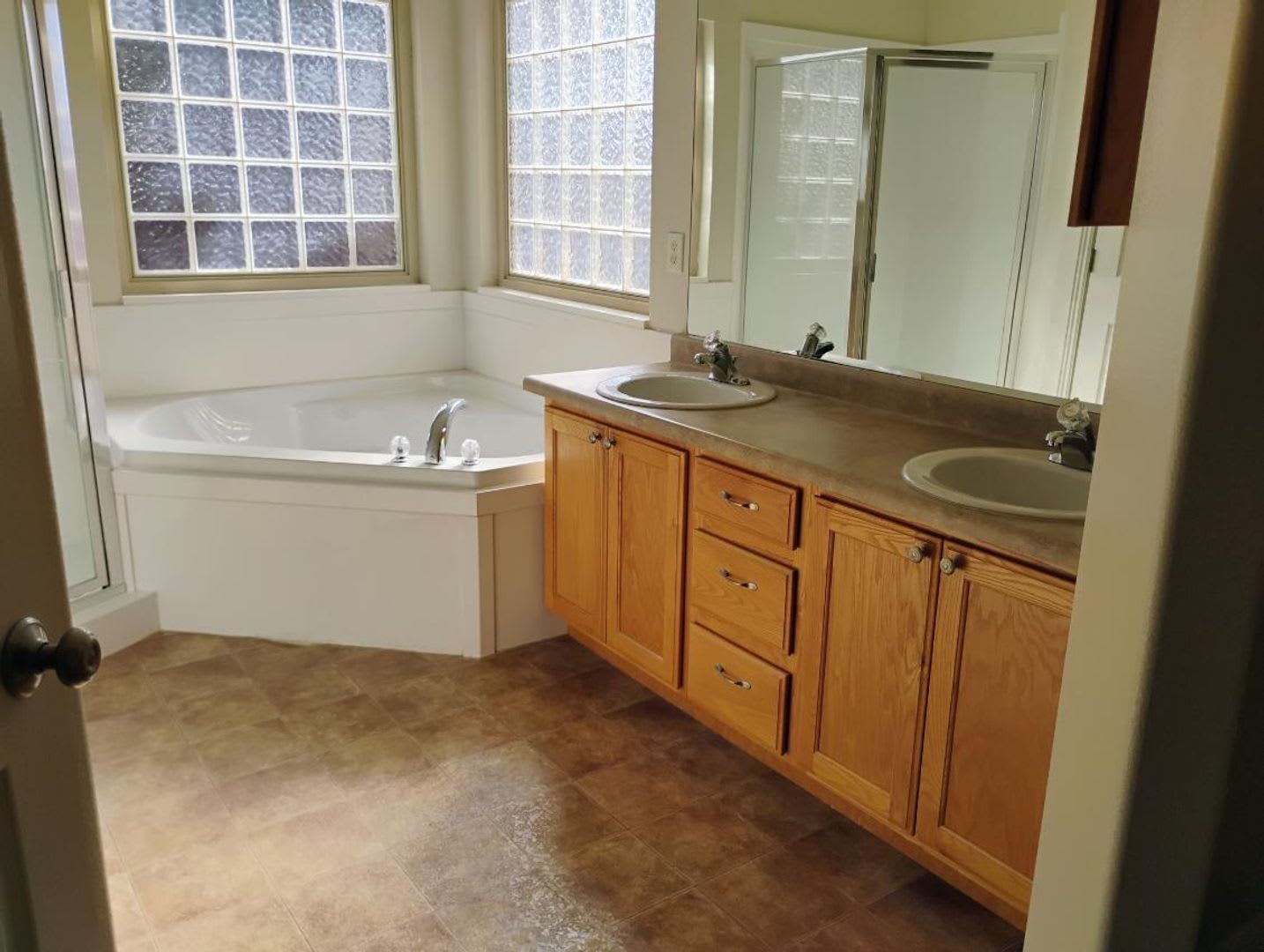 Comfort Convenience In This 3 Bedroom Home – photo 5