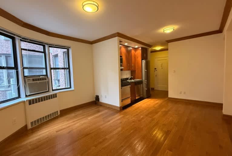 1684 York Ave – photo 1