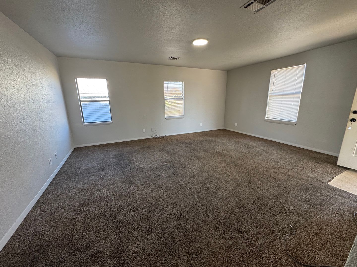 Cozy Three Bedroom House for Rent! – photo 3