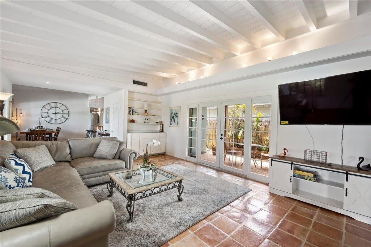 2201 N Lakeside Drive – photo 5