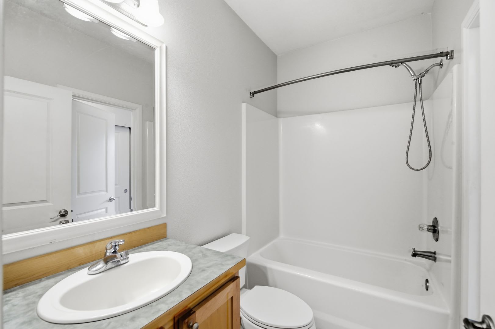 1Bd/1Ba Sammamish Condo – photo 3