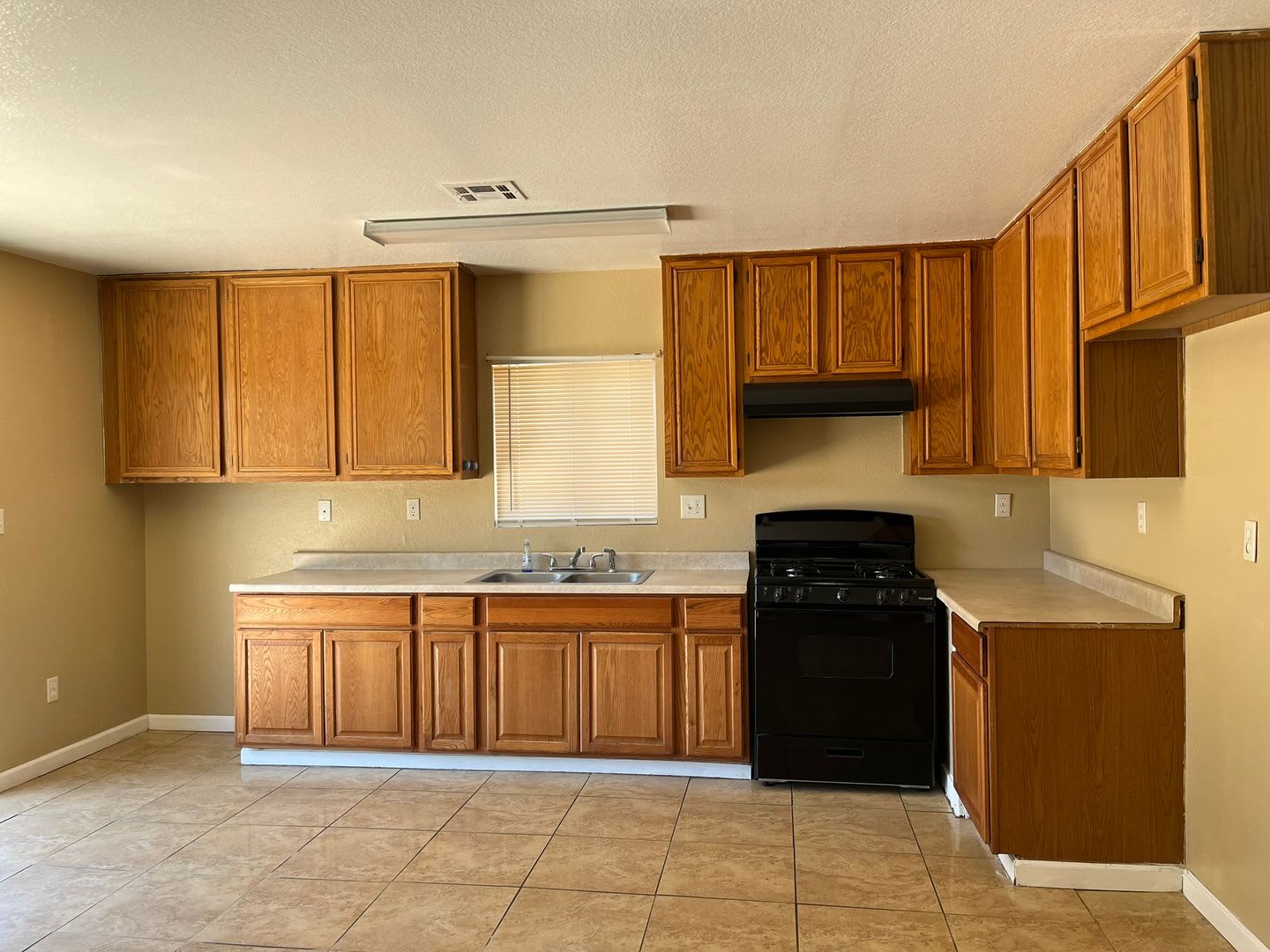 Coming Soon 3 Bedroom 2 Bathroom Available In Adelanto – photo 4