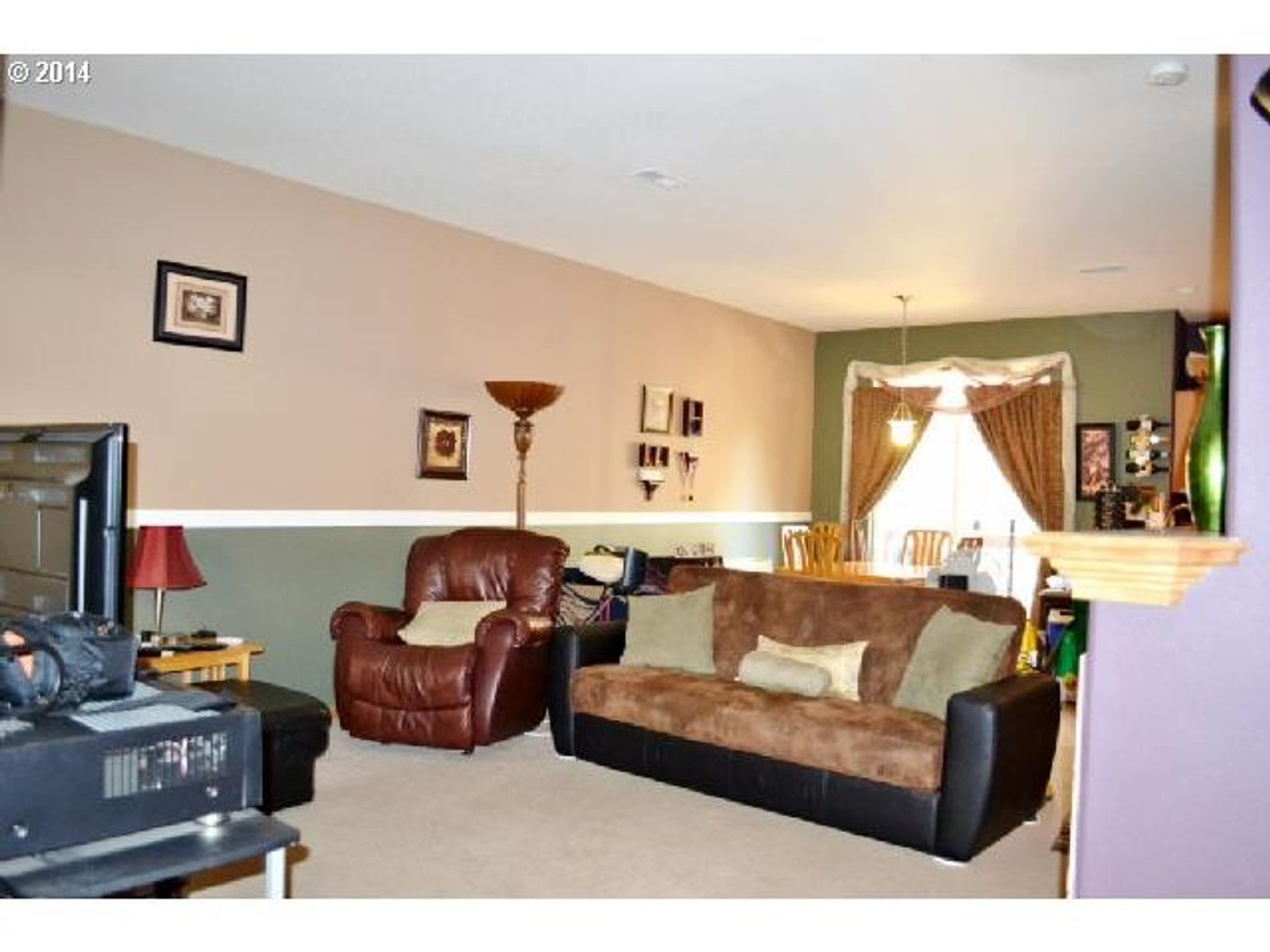 Bright Beaverton Townhome with Spacious Living Areas, Decorative Fireplace & Functional Kitchen – photo 3