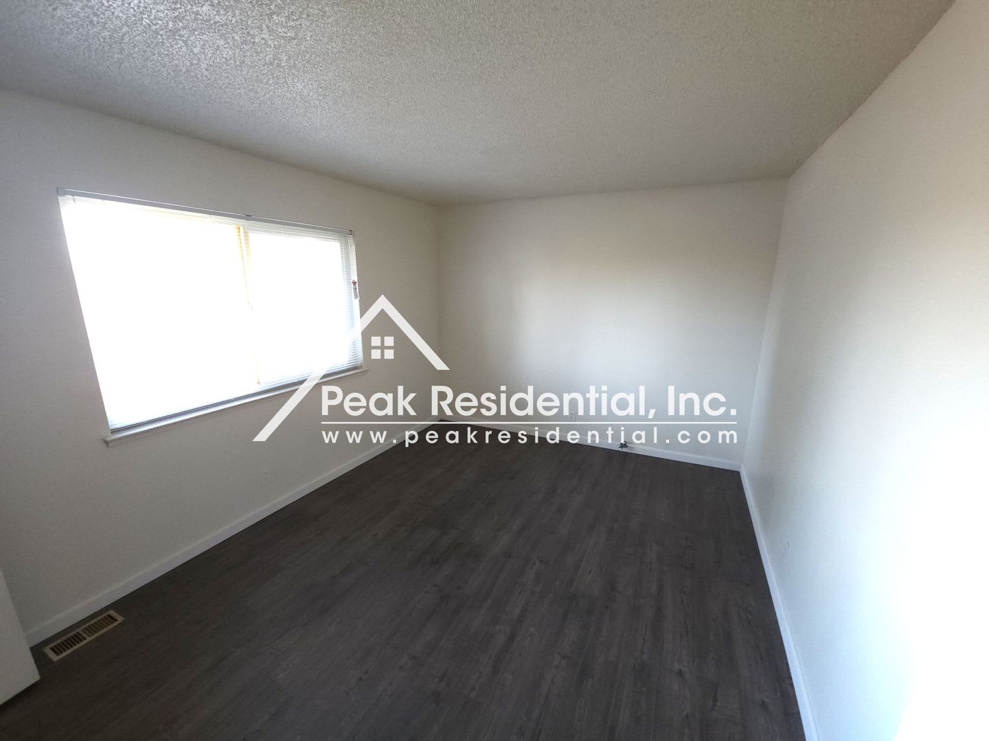 Spacious 2Bd 1Ba Sacramento Fourplex – photo 4