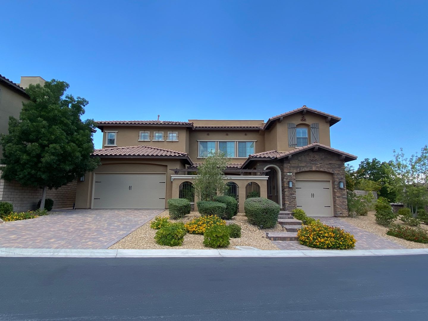 Beautiful 4 bed/3 bath home located in Summerlin – photo 1