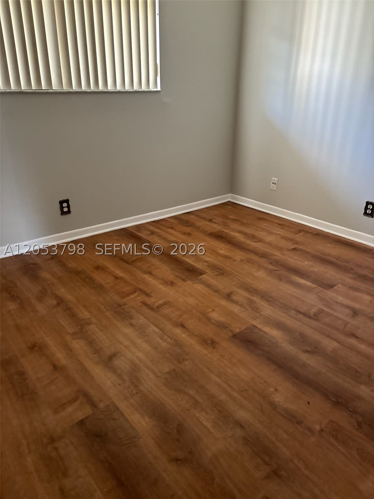 112 Lake Emerald Dr – photo 5