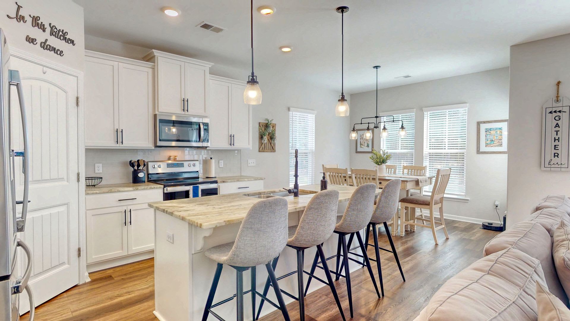 Spacious 4 bed, 2 bath Home with Neighborhood Amenities! – photo 5