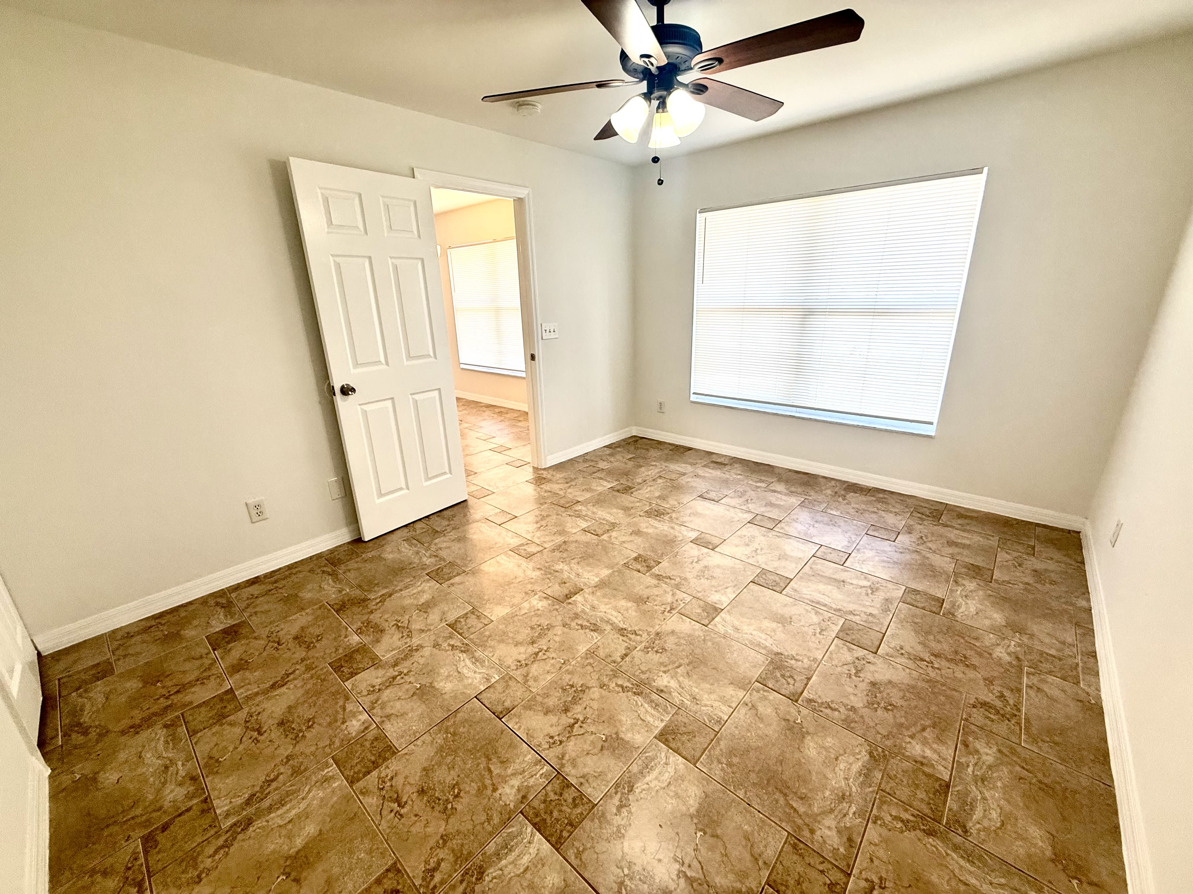 1241 Ermine St E – photo 3
