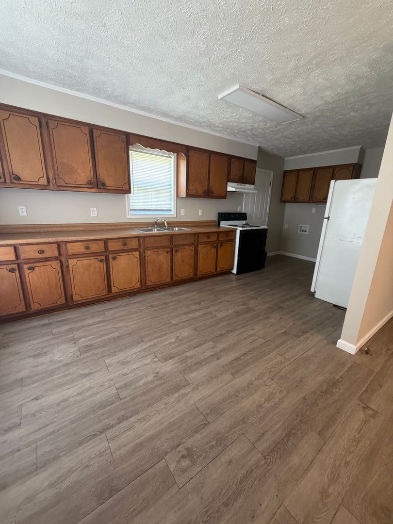 Bemis Welcomes You! Cozy 3 Bedroom! AVAILABLE NOW!!! – photo 3