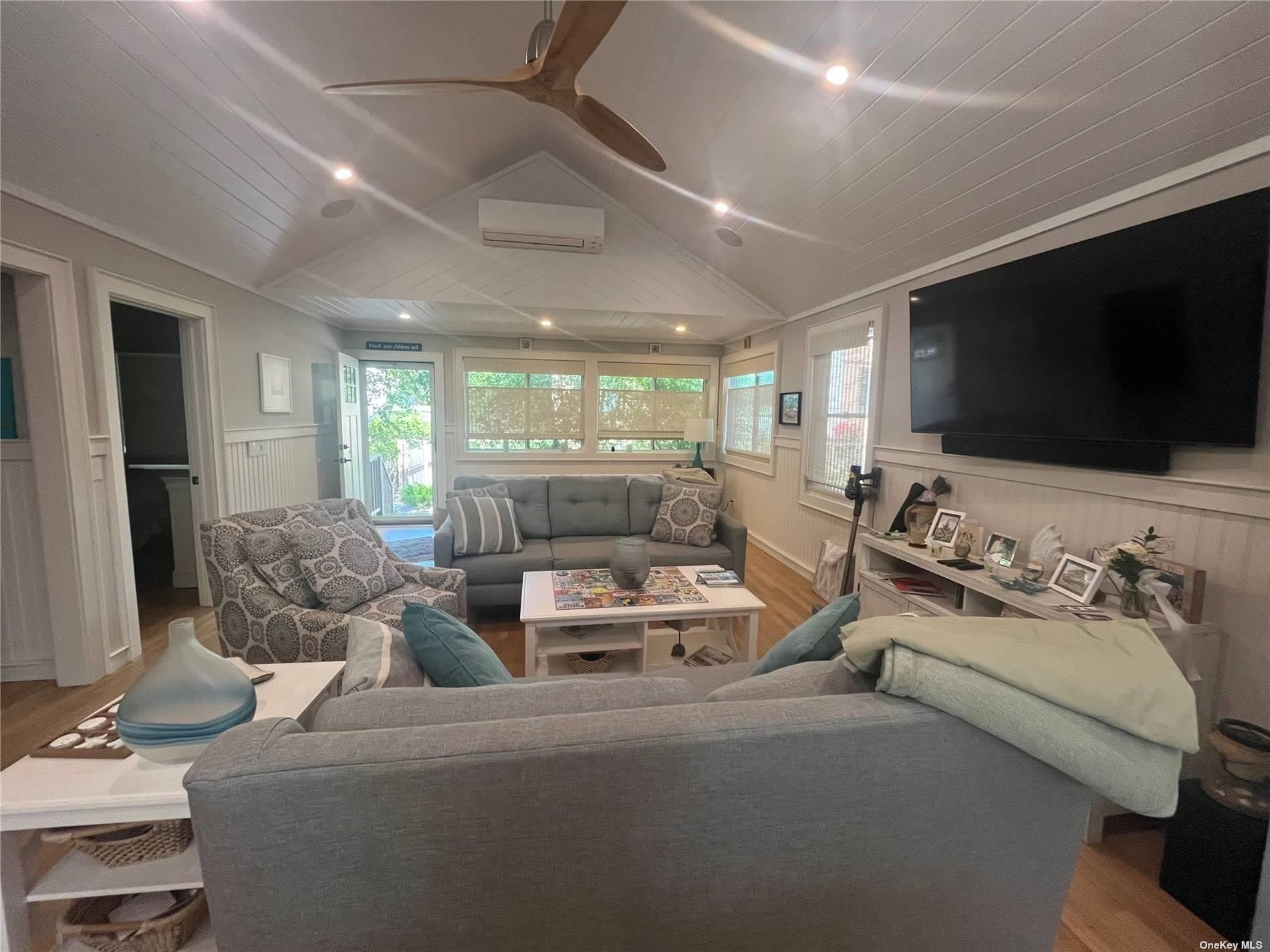 985 Surfview Walk – photo 2