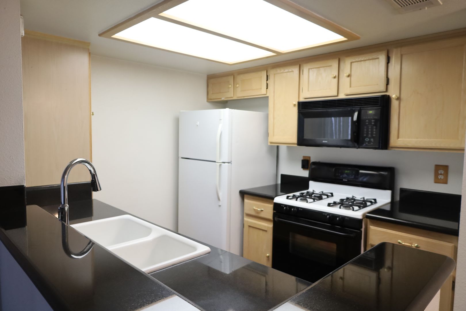 Lovely One Bedroom One Bathroom Apartment! – photo 5