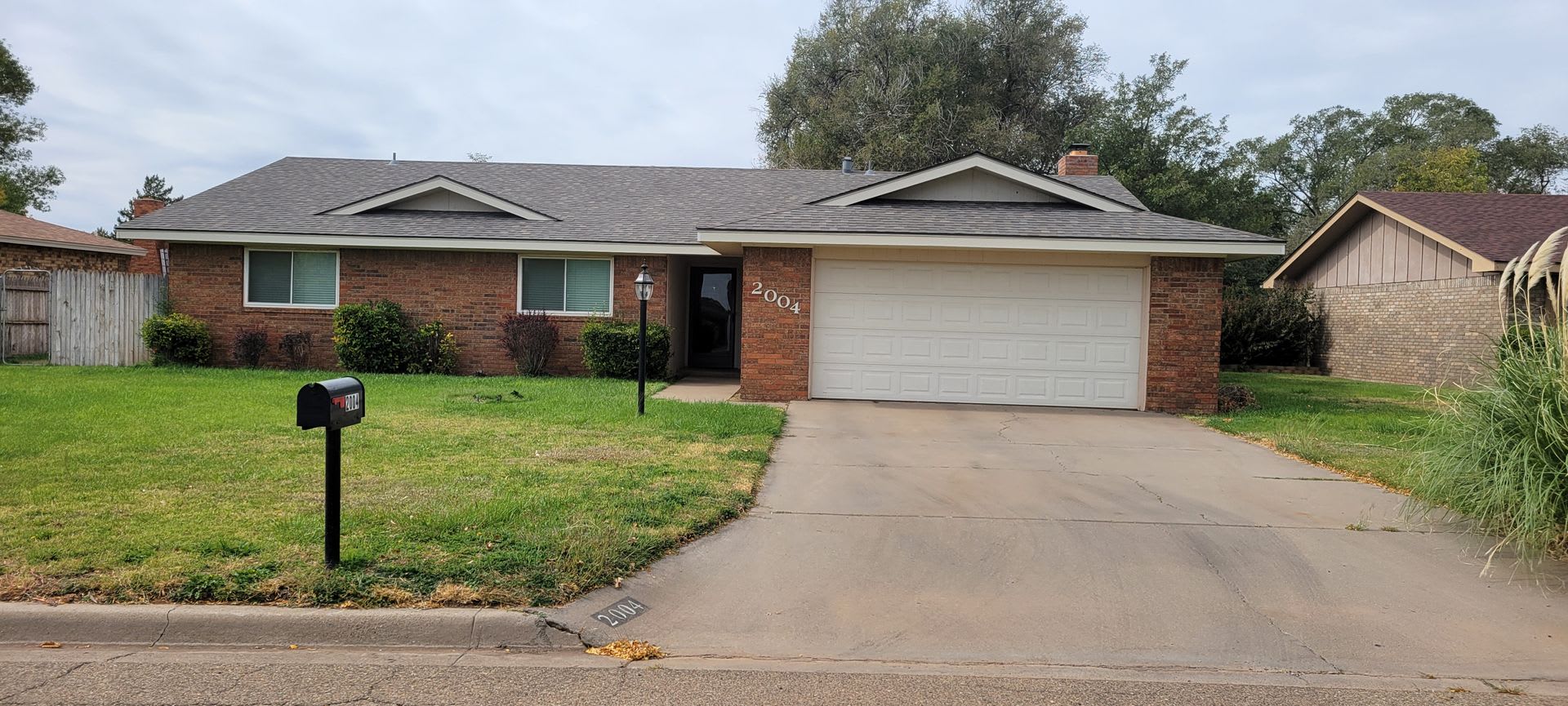 LARGE HOME IN COLONIAL PARK – photo 2