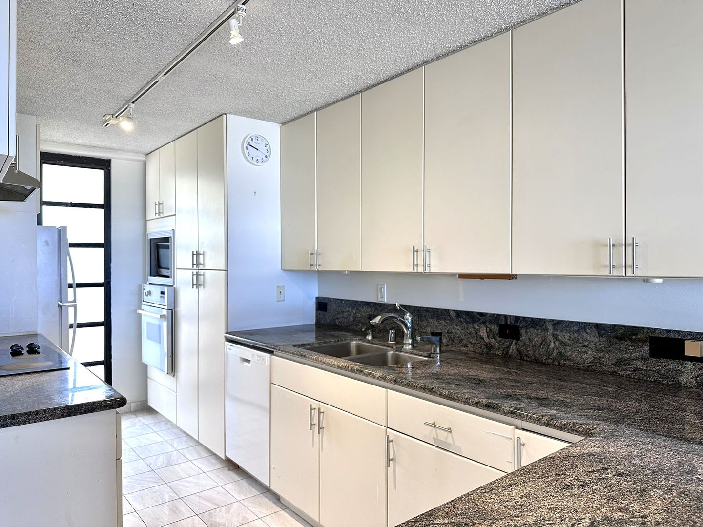 Kahala Towers 2BR/2BA/1PK – photo 3