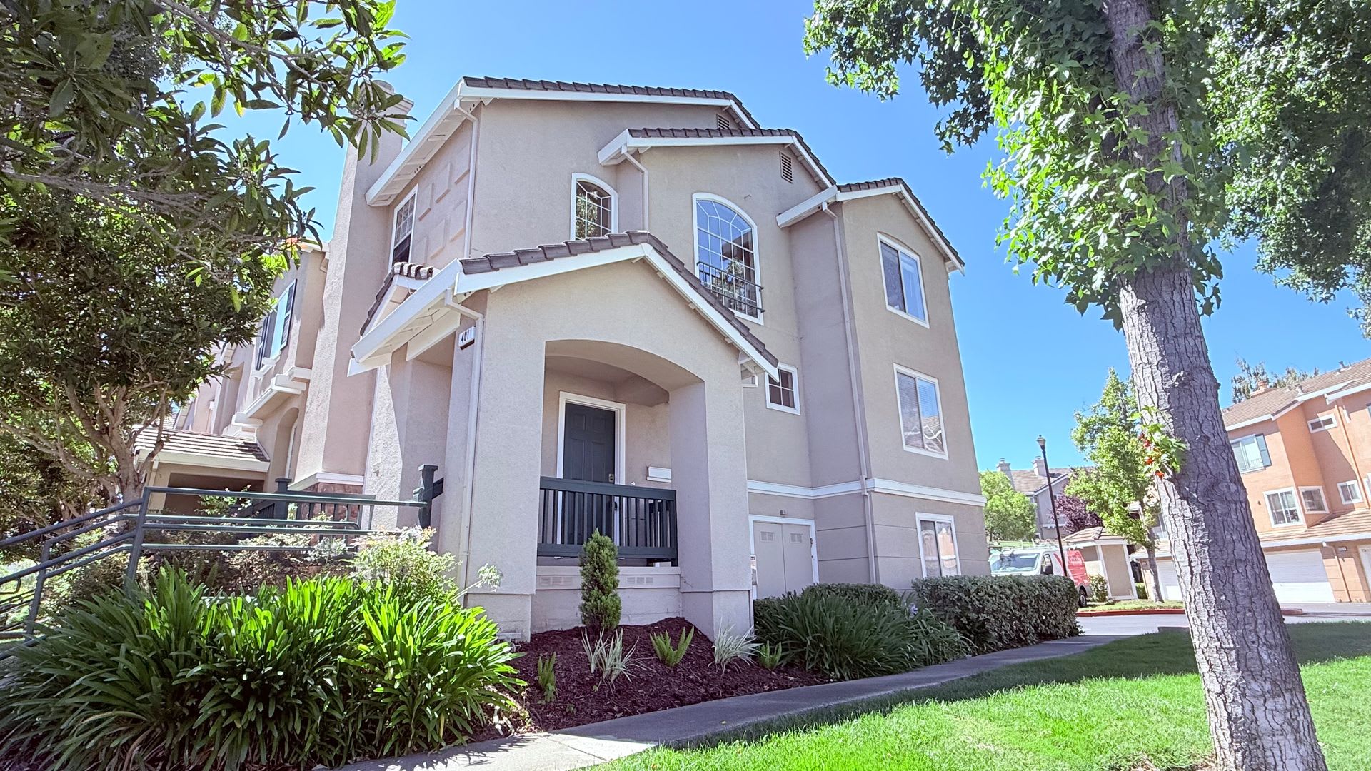 Bright And Airy 3Bd 2 5Ba Townhouse In Shadowhawk Community Danville Available Now – photo 1